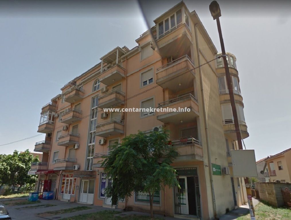 Trosoban stan, Stari aerodrom